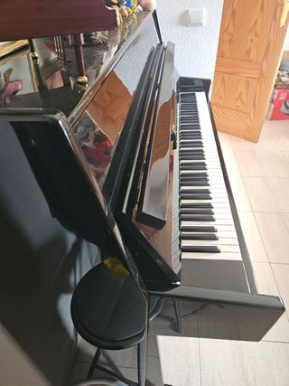 Piano vertical clásico.