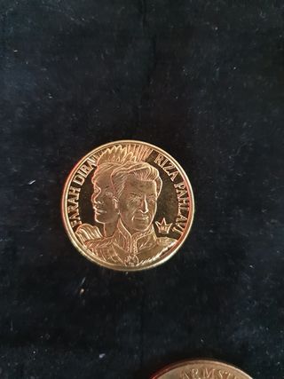 Antiche monete commemorative con persone famose