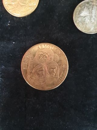 Antiche monete commemorative con persone famose