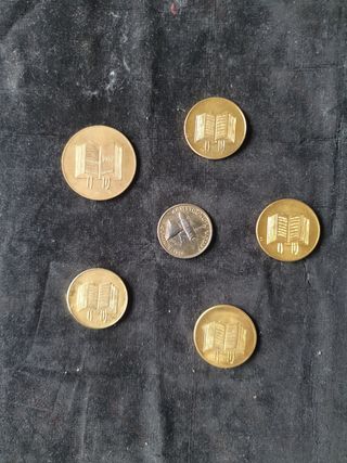 Antiche monete commemorative con persone famose