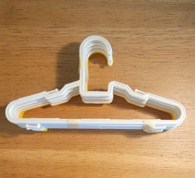 10 Perchas Plásticas infantiles blancas y amarilla