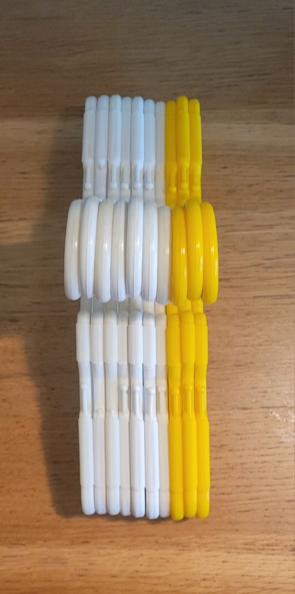 10 Perchas Plásticas infantiles blancas y amarilla