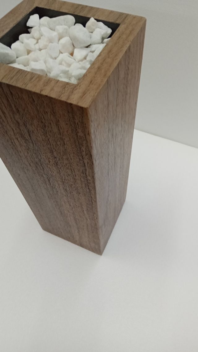 Vaso legno noce con pietre