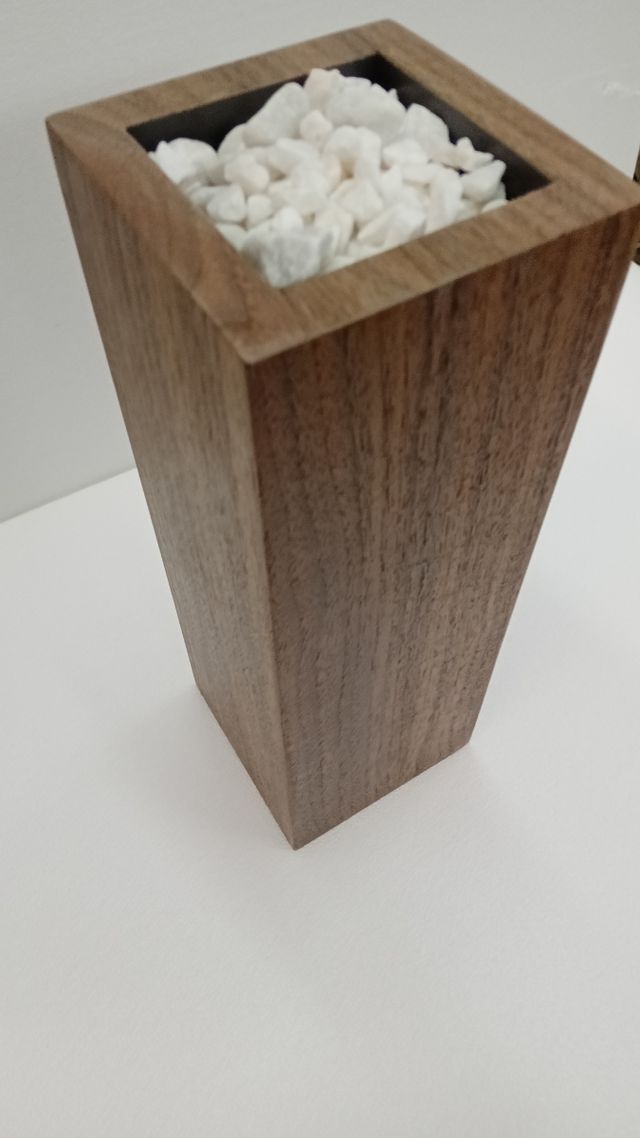 Vaso legno noce con pietre