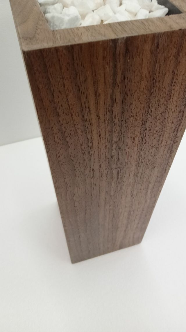 Vaso legno noce con pietre