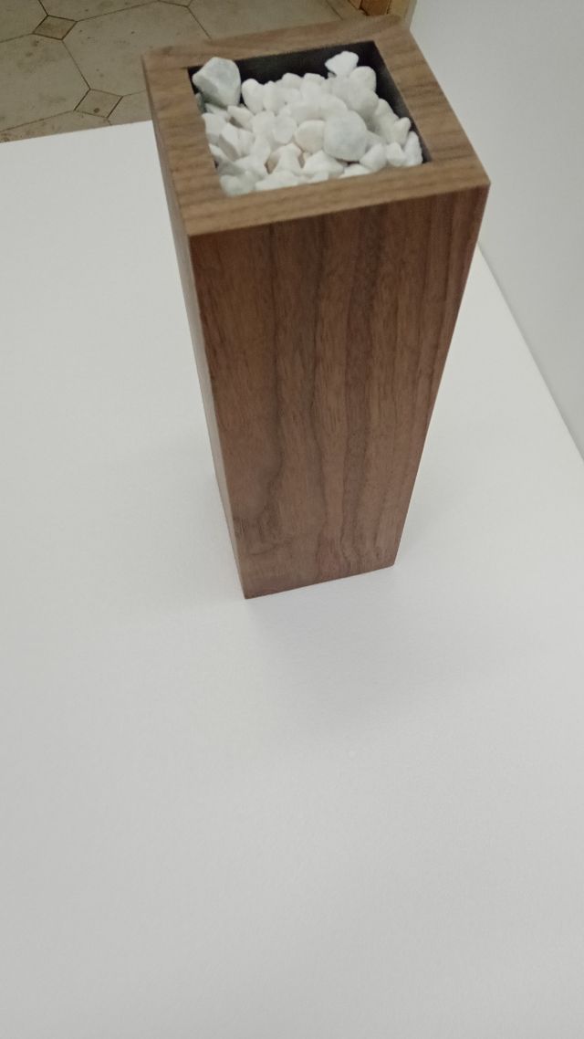 Vaso legno noce con pietre