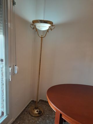 Lámpara pie dorada