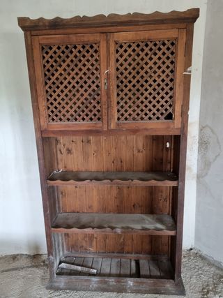 Alacena antigua de madera