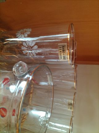 Cubetera con vasos y bandeja dorada