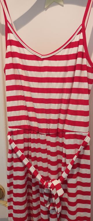 Mono de tirantes a rayas rojas y blancas