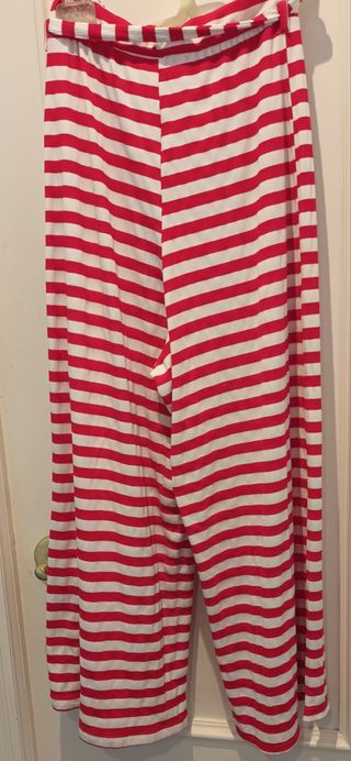 Mono de tirantes a rayas rojas y blancas