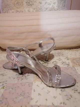 Sandalias plateadas tacón fino