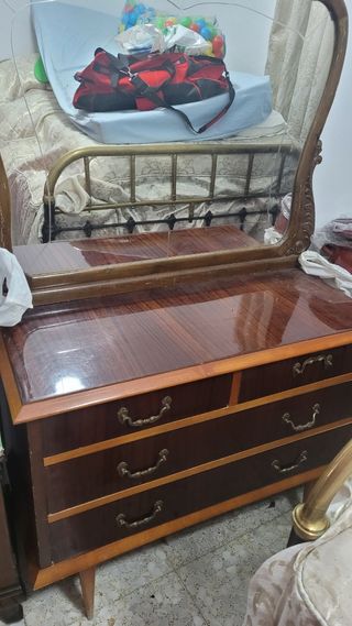 Tocador antiguo con espejo