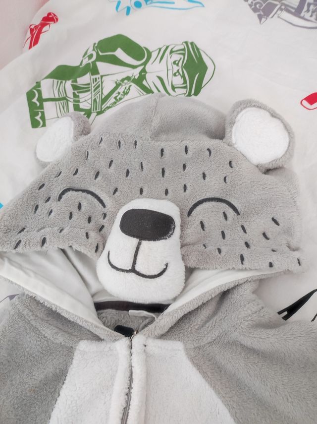 Pijama mono con capucha talla 9 años