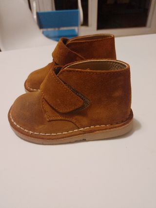 Botitas serraje niño marrón 23N