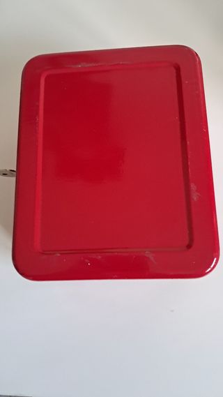 Caja fuerte metálica.