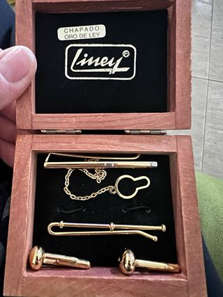 Gemelos y pasadores de corbata dorados