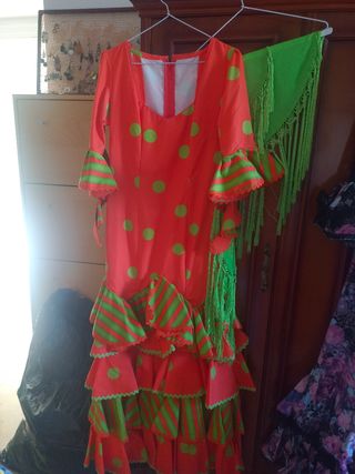 Traje de flamenca y mantoncillo nuevo