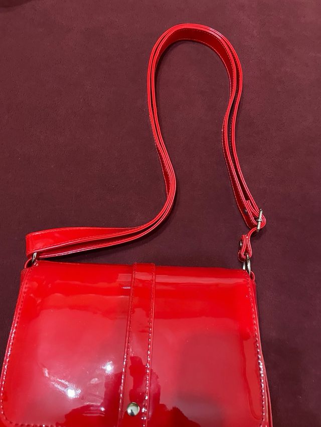 Bolso bandolera HOYVOY rojo charol.