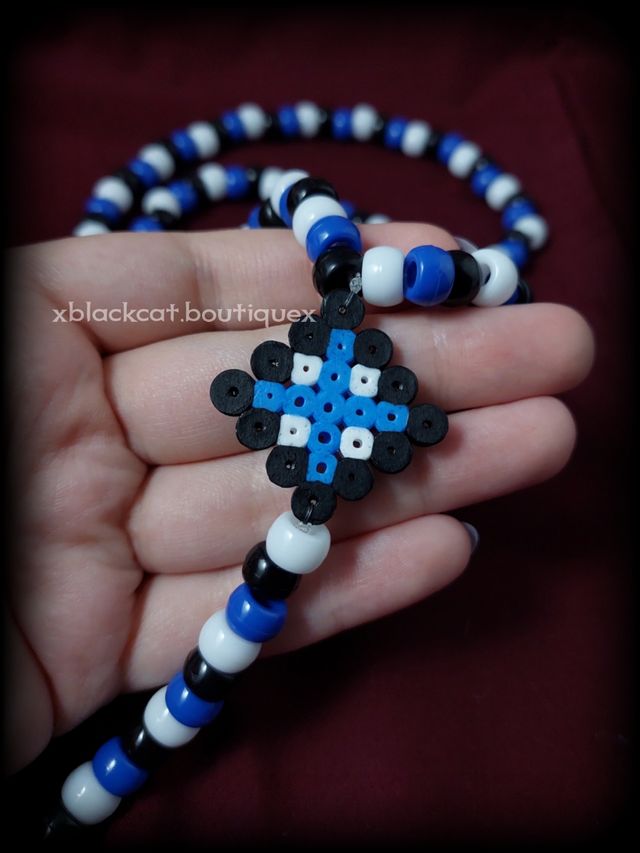 Collar rosario con cruz azul, negra y blanca