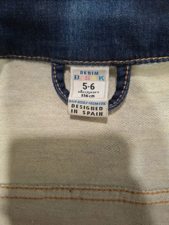 Cazadora vaquera. Talla: 5-6 años(116cm)