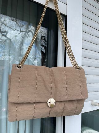 Bolso beige de Parfois. 