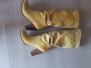 Botas altas amarillas