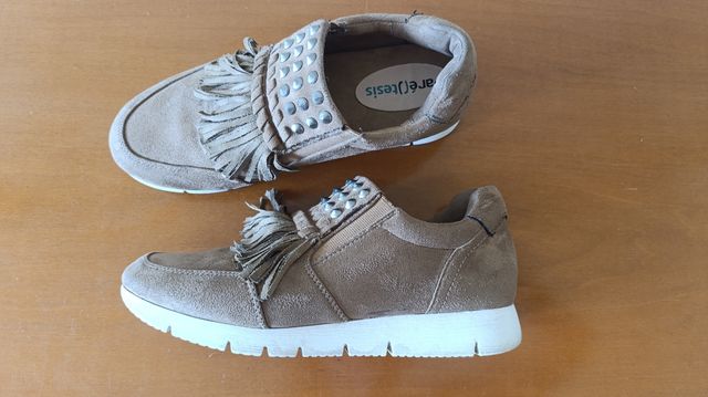 Zapatillas con flecos marrones
