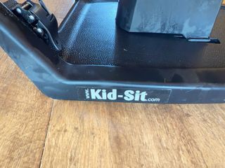 Bambino Seduto su monopattino con seggiolino per passeggino