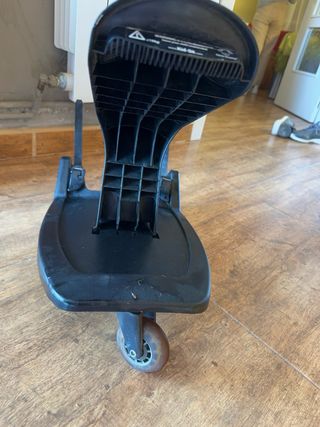 Bambino Seduto su monopattino con seggiolino per passeggino