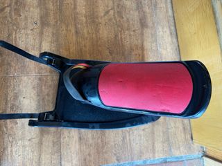 Bambino Seduto su monopattino con seggiolino per passeggino