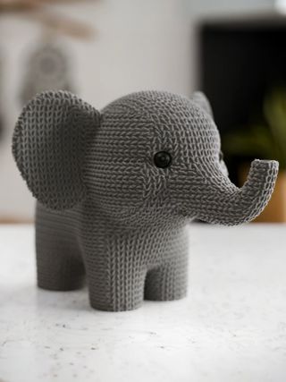 Elefante tejido gris