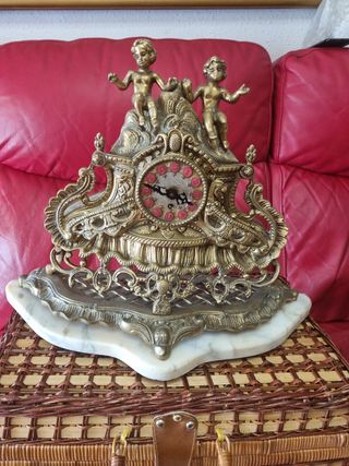 Reloj de bronce estilo antiguo