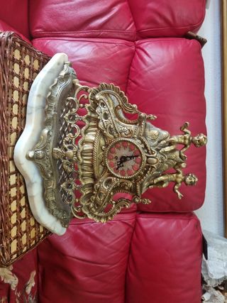 Reloj de bronce estilo antiguo