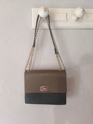 Bolso verde y beige de Pullandbear