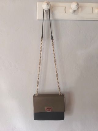 Bolso verde y beige de Pullandbear