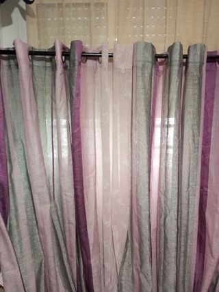 Cortinas rayas grises y moradas