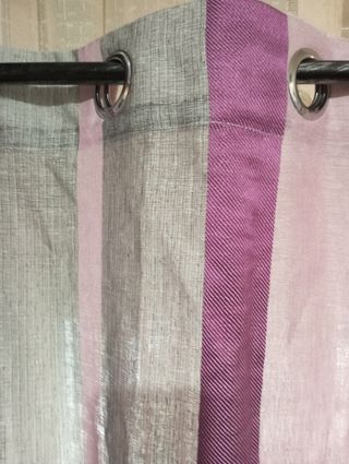 Cortinas rayas grises y moradas
