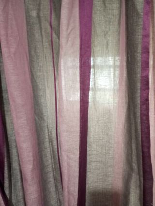 Cortinas rayas grises y moradas