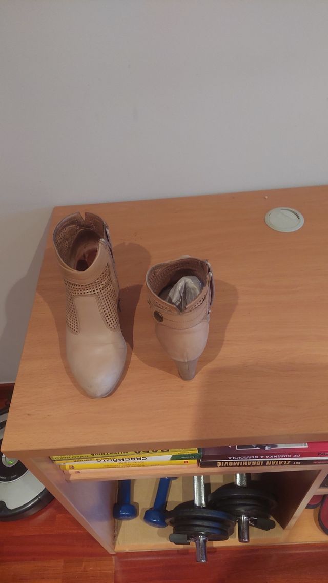 Scarpe tipo stivaletti n. 37