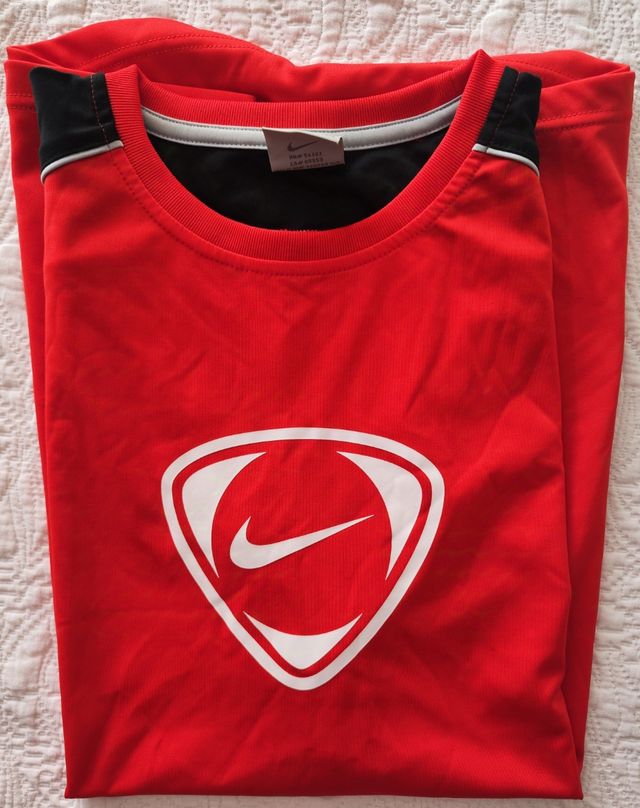 Camiseta Nike roja y negra - Deporte