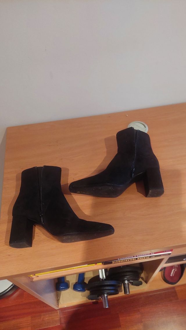 Stivaletti neri con tacco basso