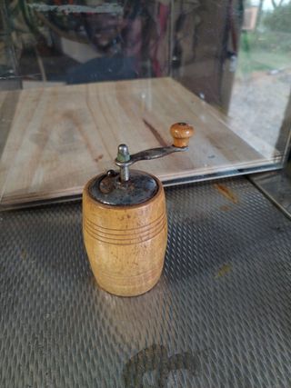 Macinapepe antica in legno