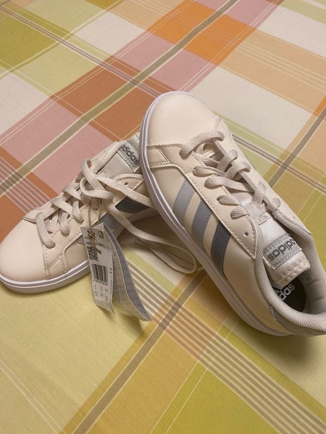 Zapatillas Adidas beige originales sin estrenar