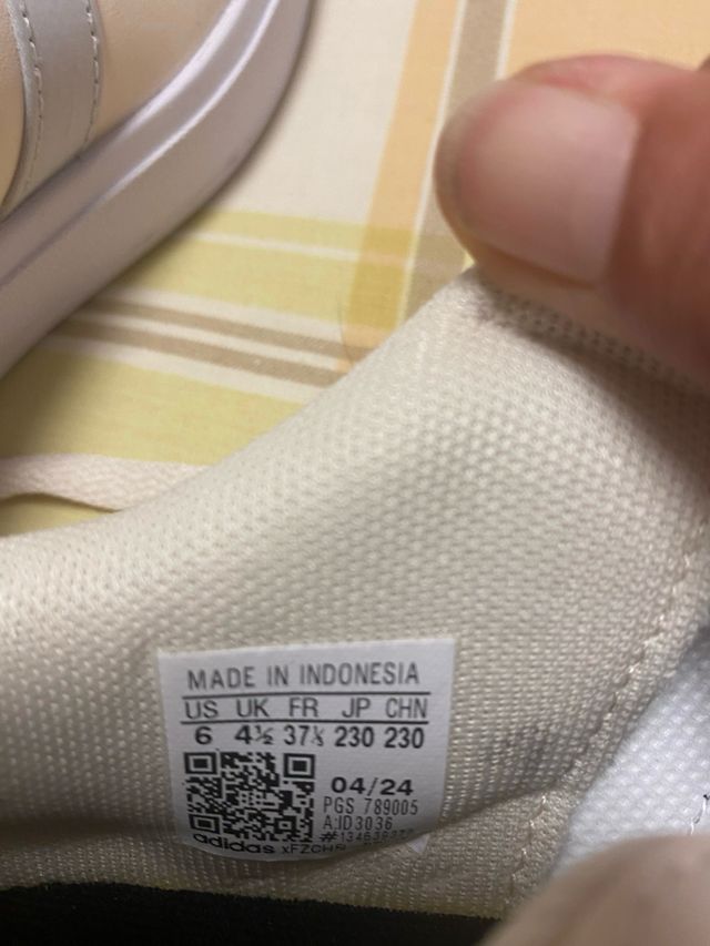 Zapatillas Adidas beige originales sin estrenar