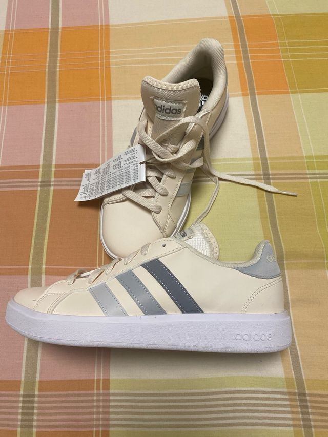 Zapatillas Adidas beige originales sin estrenar