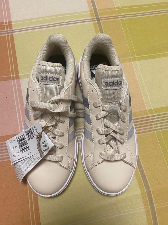 Zapatillas Adidas beige originales sin estrenar