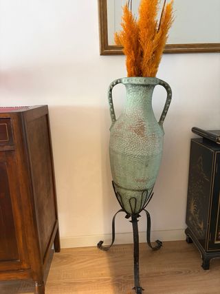 Ánfora estilo romano con palangero de hierro