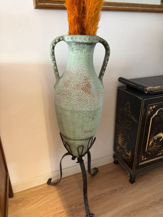 Ánfora estilo romano con palangero de hierro