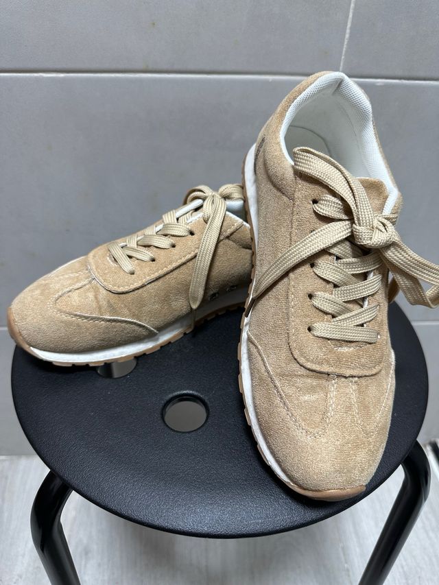 Zapatillas beige neutro  Versátiles y cómodas